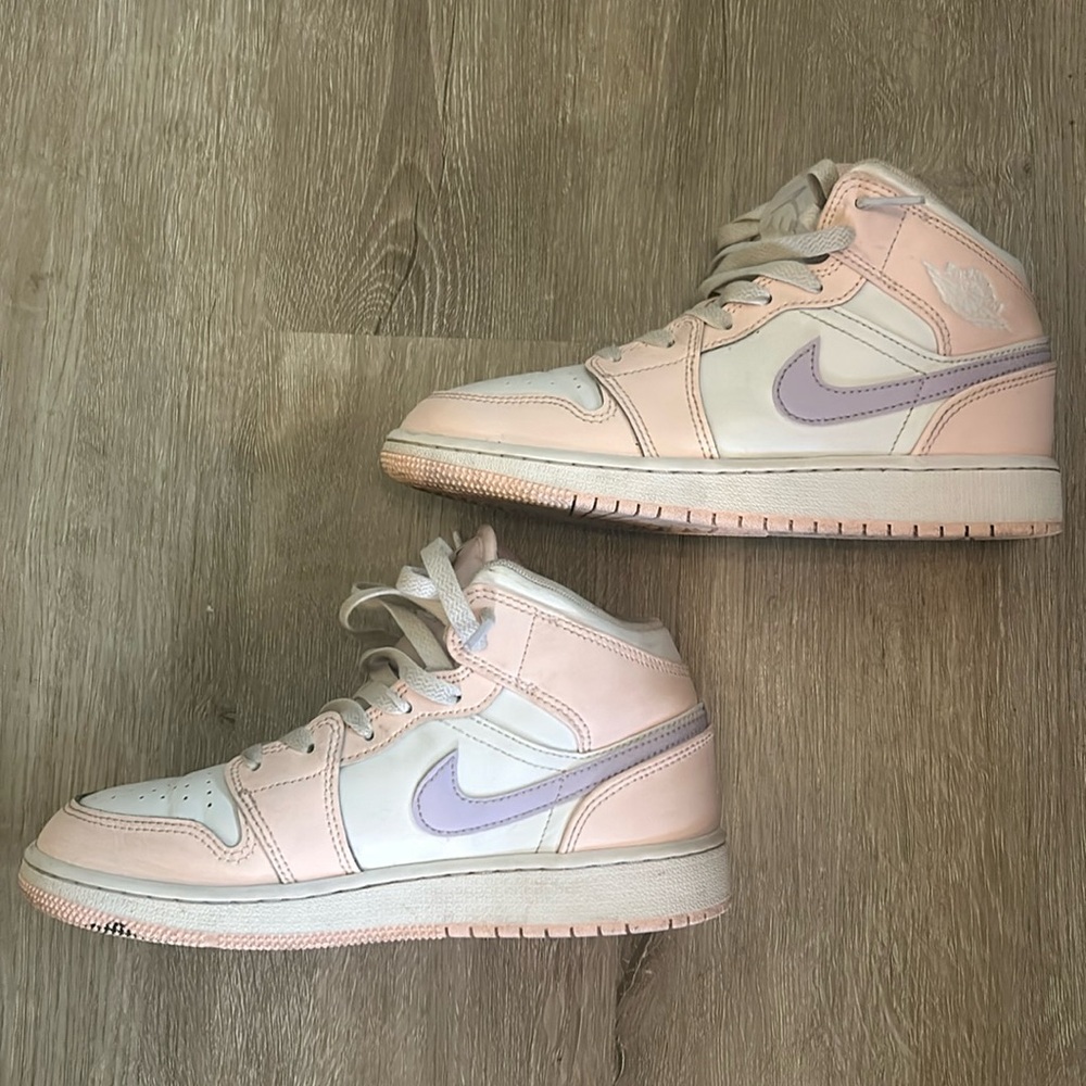 Girls Nike Jordan 1 mid